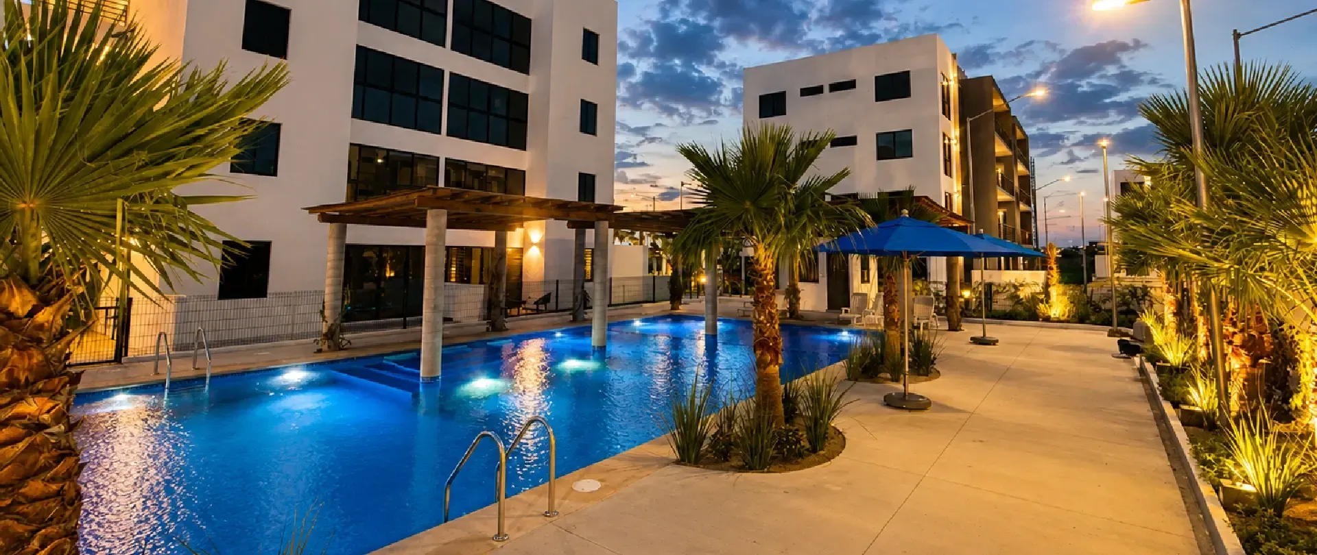Casa club y alberca iluminadas del residencial Altosur en Culiacán